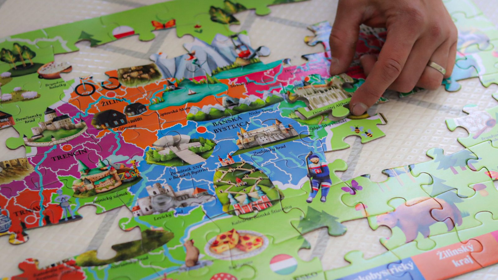 Ilustrované Puzzle a Tematická Kniha (100 dielikov)